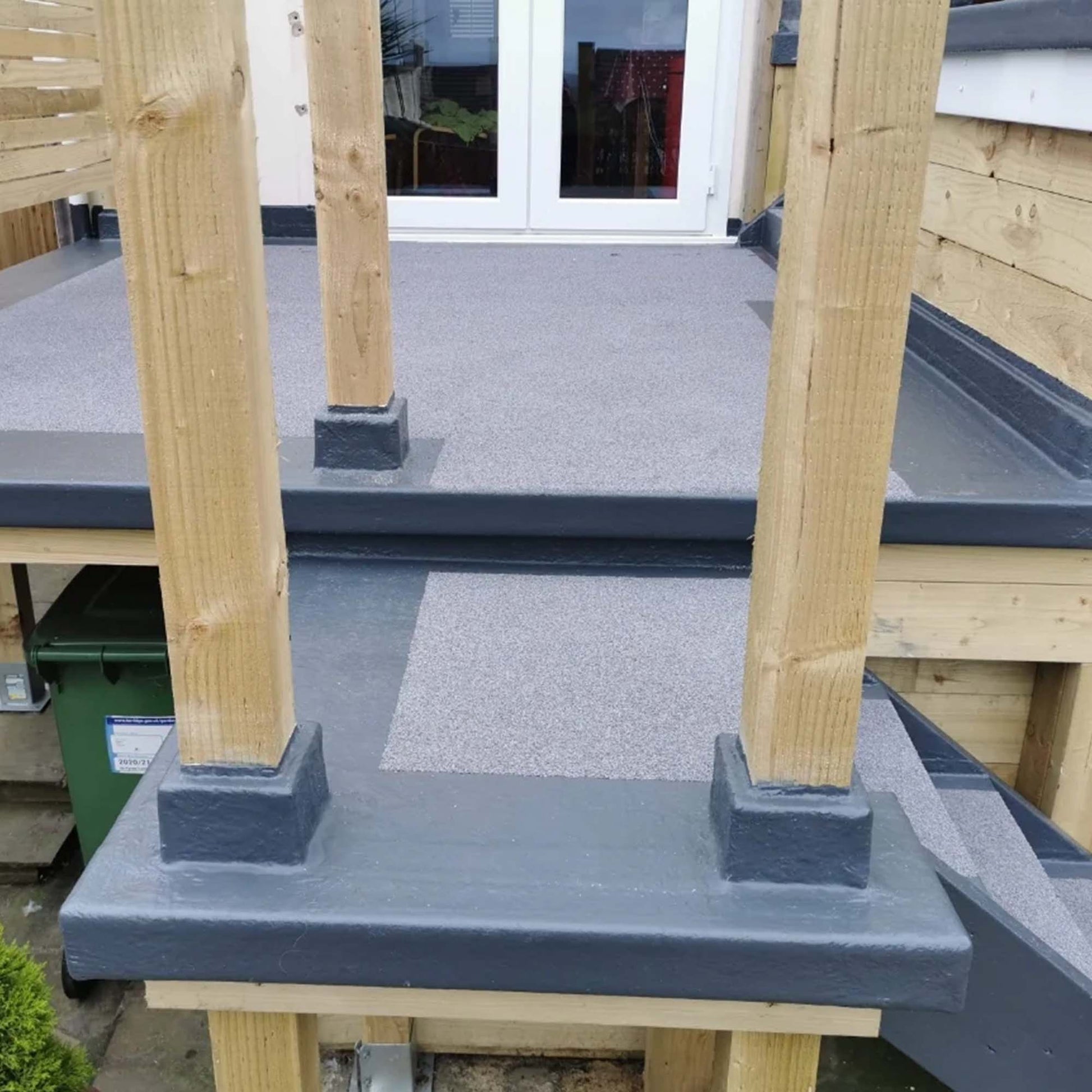 Balcony flat roof with restec flexitec mineral slate chippings blue
